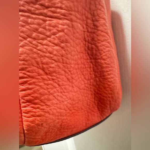 Vintage Etienne Aigner large coral Leather Shoulder Bag, snap closure - Picture 4 of 14